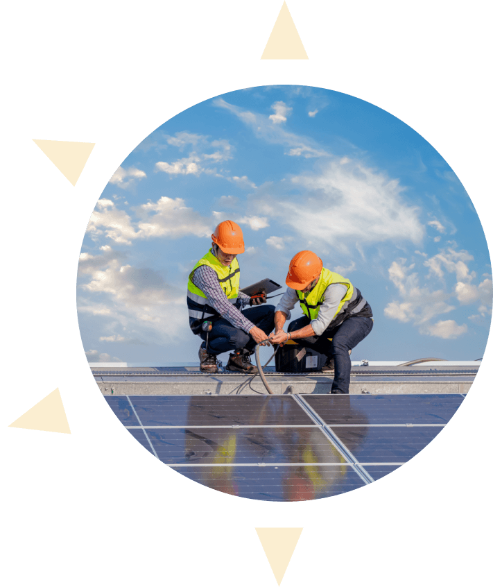 Técnicos instalando paneles solares