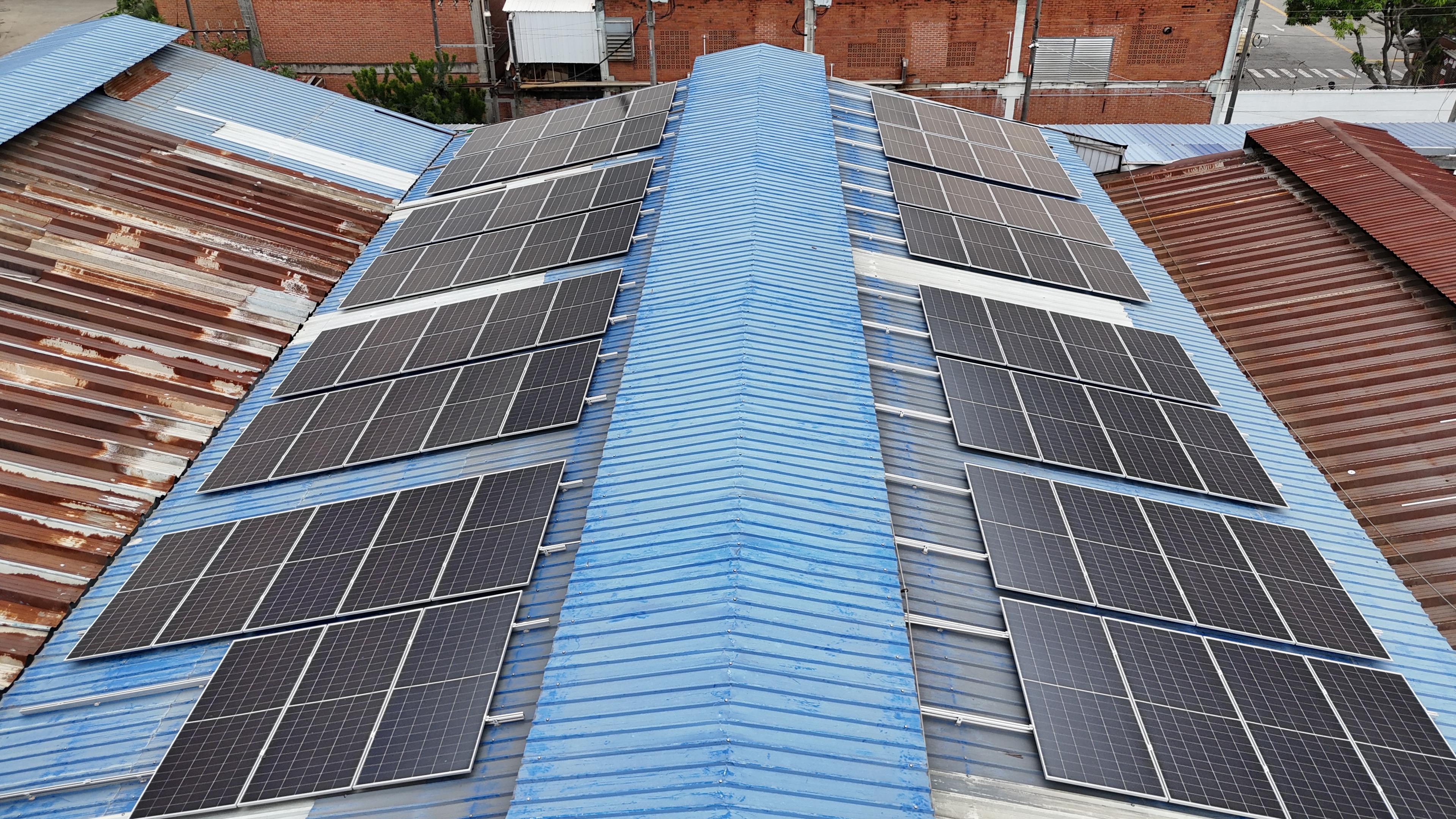 Paneles solares instalados en un techo