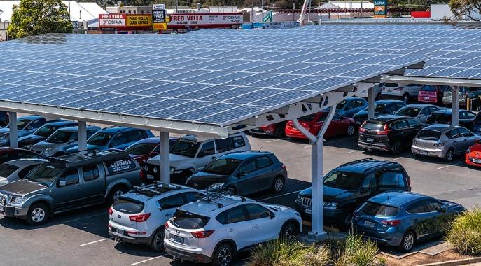 Parqueadero cubierto con paneles solares