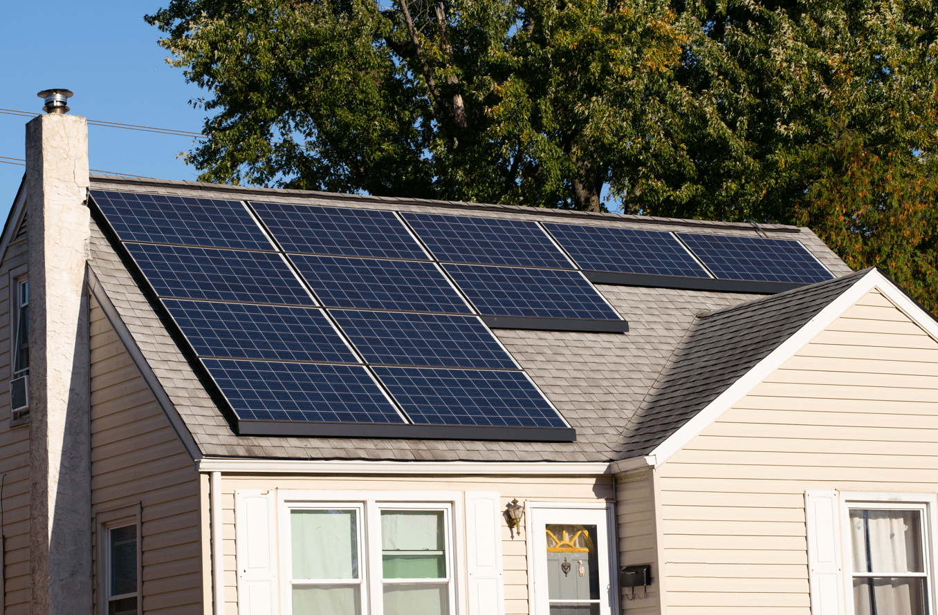 Casa residencial con paneles solares en el techo
